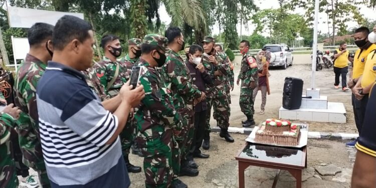 PLH Danramil 0212-10/BT PELDA Gusti Harahap Dan Camat Surprise Polsek Barumun Tengah HUT Bhayangkara Ke-75