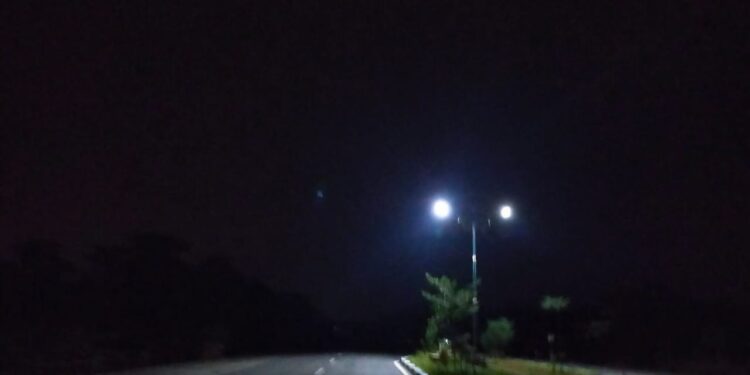 Kurangnya Perawatan Lampu Tenaga Surya Di Desa Pangke Barat, Hanya 2 Yang Tersisa