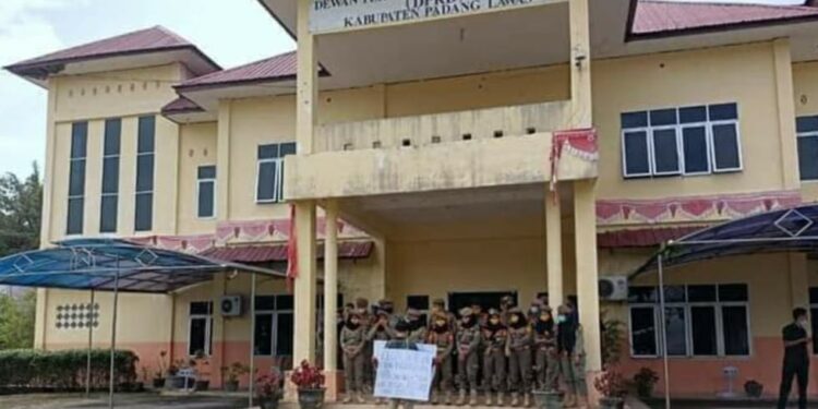 Tumpukan Kayu Sebesar Hotel Madani Di Sianggunan Milik Siapa…?
