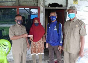 Sekdes Kampung Penawar Bagikan BLT Ke Rumah Masyarakat