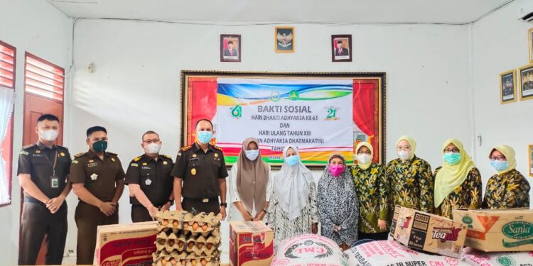 Sambut HBA Ke-61 Dan Hari IAD Ke-21 Kejari Palas Gelar Baksos Sembako Dimasa Pandemi