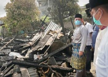 Bupati Lingga Serahkan Bantuan Kepada Korban Kebakaran