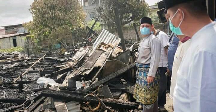 Bupati Lingga Serahkan Bantuan Kepada Korban Kebakaran