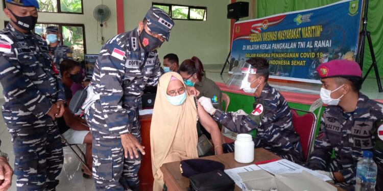 Lanal Ranai Kirim Tim Vaksinator Percepatan Vaksinasi Covid 19 Ke Pulau Tiga