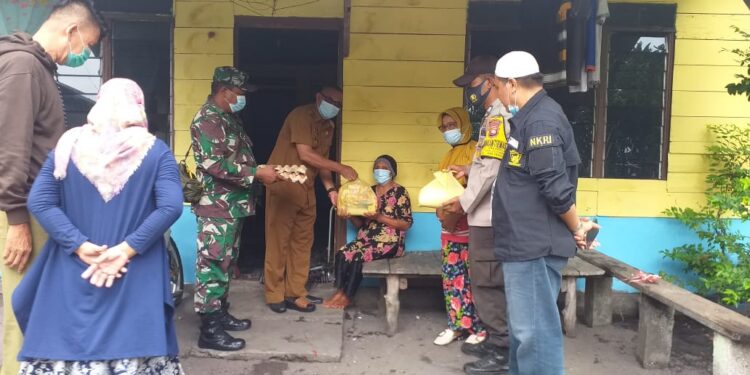Sambut Idul Adha 2021, DPC GAMAWA Dan PAC Buru Bagikan 25 Sembako Di Kecamatan Buru