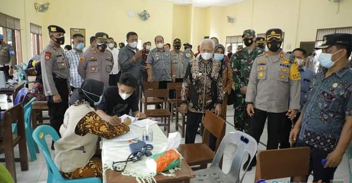 Bupati Dan Wakil Bupati Tinjau Pelaksanaan Vaksinasi Covid-19 Tahap II di Aek Songsongan