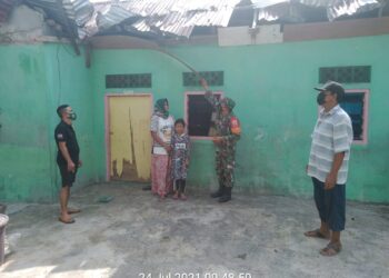 Sikap kepedulian Babinsa Pangke Barat Bagikan Sembako kepada Korban Angin Puting Beliung Di Pantai Pelawan