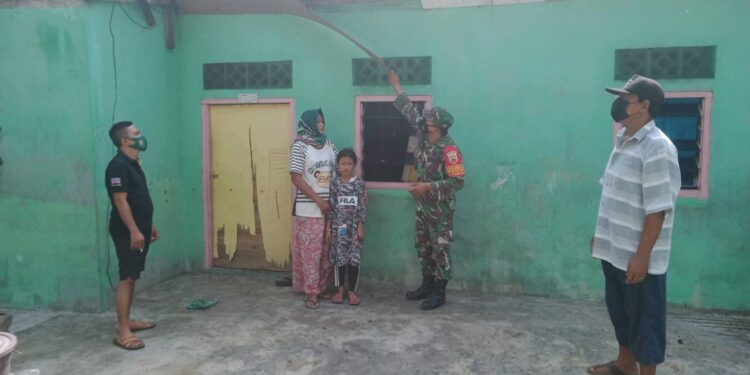 Sikap kepedulian Babinsa Pangke Barat Bagikan Sembako kepada Korban Angin Puting Beliung Di Pantai Pelawan