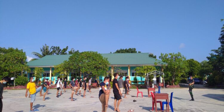 Babinsa Pangke Barat Semangati Pasien Covid-19 Yang Di Isolasi SMA 4 Binaan Dengan Senam Pagi