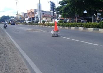 Jalan lintas Rusak Berat,  Hanya Ditandai Dengan Cone