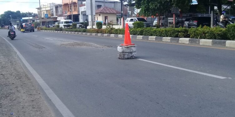 Jalan lintas Rusak Berat,  Hanya Ditandai Dengan Cone