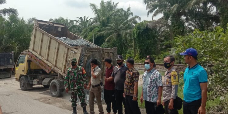 Camat Aek Songsongan Menginisiasi Perbaikan Jalan Rusak Lintas Sigura-gura