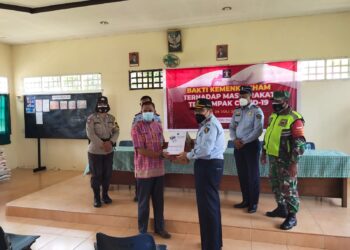 Imigrasi Dabo Serahkan Bantuan ke Kelurahan Untuk Masyarakat Terdampak Covid-19