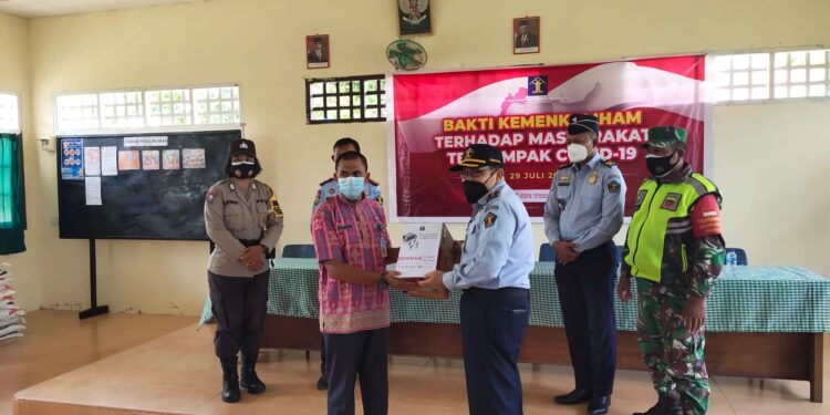 Imigrasi Dabo Serahkan Bantuan ke Kelurahan Untuk Masyarakat Terdampak Covid-19