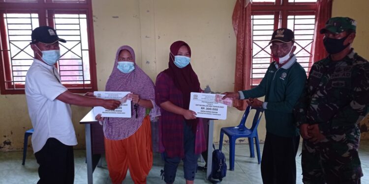 Pemdes Tran Nelayan Suka Damai Aceh Singkil Salurkan BLT DD Tahap 5