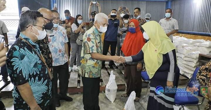 Bupati Asahan Serahkan Bantuan Sosial Beras PPKM Kepada 53.568 KPM