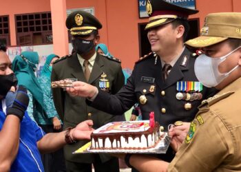 PWI Lingga Berikejutan Kue Ulang Tahun ke Kapolres di Hari Bhayangkara ke-75