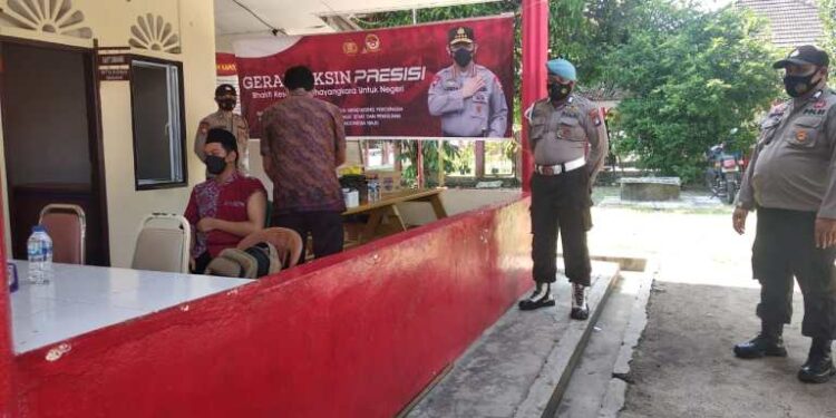 Polsek Dabo Bersama Puskesmas Dabo Lama Gelar Vaksinasi Pelajar