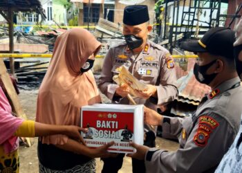 Kapolres Lhokseumawe Serahkan Bantuan Kepada Korban Kebakaran Rumah di Ujong Blang