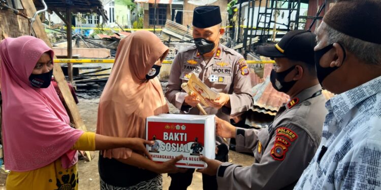 Kapolres Lhokseumawe Serahkan Bantuan Kepada Korban Kebakaran Rumah di Ujong Blang