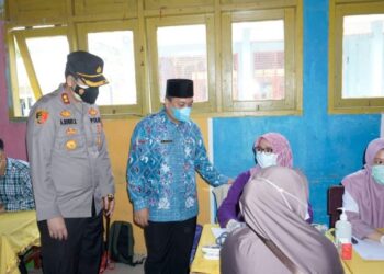 Bupati Lingga Bersama Kapolres Lingga Tinjau Giat Vaksin Massal di SMPN 1 Lingga