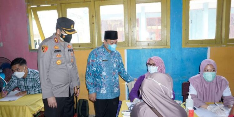 Bupati Lingga Bersama Kapolres Lingga Tinjau Giat Vaksin Massal di SMPN 1 Lingga