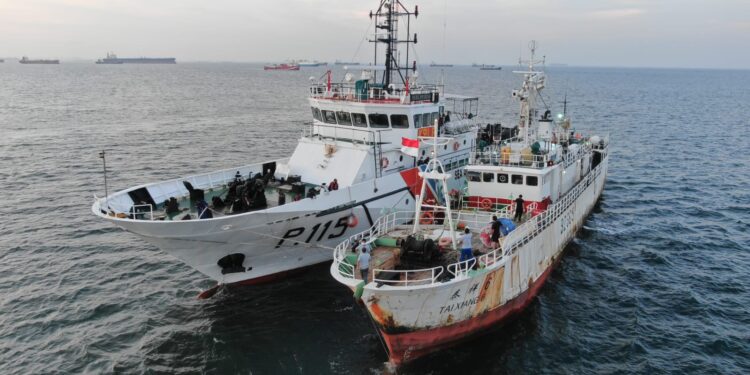 KPLP Kepri Evakuasi Jenazah ABK WNI Dari Kapal Ikan Berbendera Cina