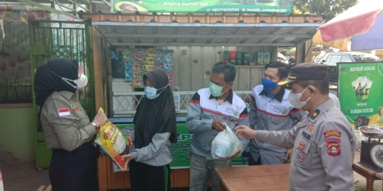 PPKM Level 4, Disdagperin bersama Polres Muba dan PD IWO Berbagi Berkah di Masa Pandemi COVID-19