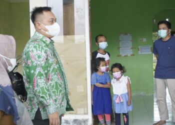 Beri Motifasi, Bupati Lingga Bersama Istri Kunjungi Warga Terdampak Covid-19