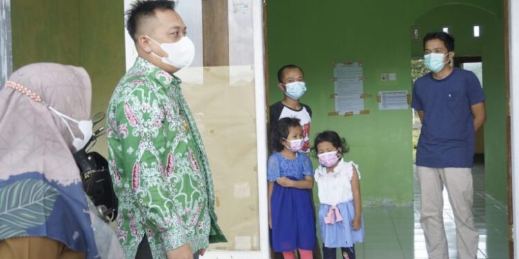 Beri Motifasi, Bupati Lingga Bersama Istri Kunjungi Warga Terdampak Covid-19