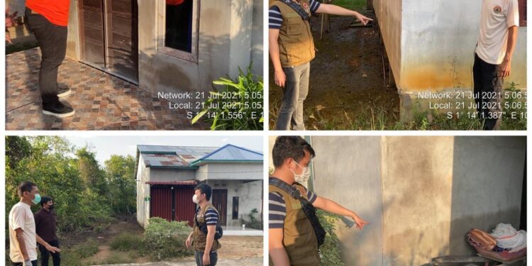 Pasca Banjir, Warga Kayong Utara Lakukan Pembersihan Lingkungan