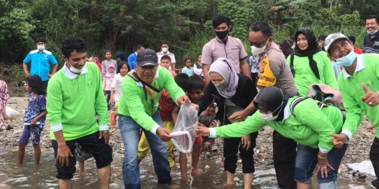 Panutan Cinta Lingkungan, NNB Bersama DPP SERMA Tabur Benih Ikan Dan Adakan Gotong Royong