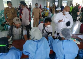 Ketua Komisi I DPRD Natuna Pantau Pelaksanaan Vaksin Di Desa Sepempang