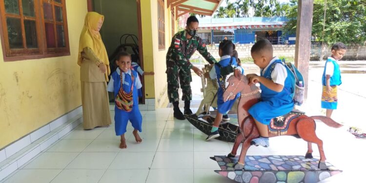 Anak Anak Di Perbatasan Bermain Dan Belajar Bersama Satgas Pamtas Yonif Mekanis 512/QY