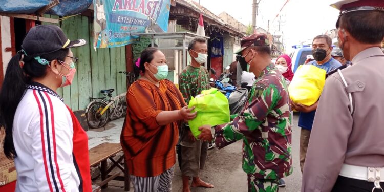 Danramil-Turun-Tangan-Distribusikan-Sembako-dari-Pemkot.