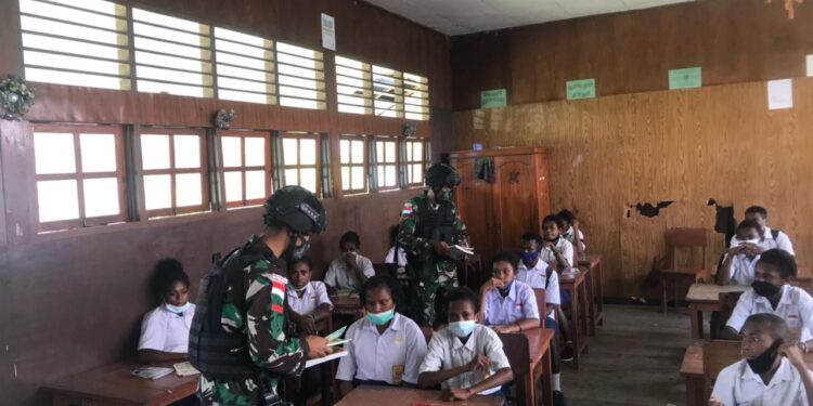 Pacu Semangat Belajar, Satgas Yonif 512QY Bagikan Tas dan Buku