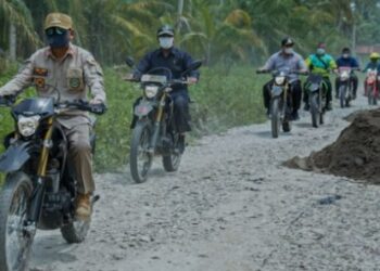 Gunakan Sepeda Motor, Bupati Asahan Tinjau Jalan Karya Bakti TNI AD