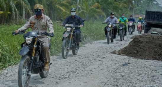 Gunakan Sepeda Motor, Bupati Asahan Tinjau Jalan Karya Bakti TNI AD