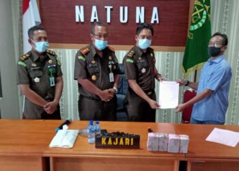 Raja Amirullah,mantan Bupati Natuna melakukan pengembalian duit sebesar 200 juta Ke Kejari Natuna