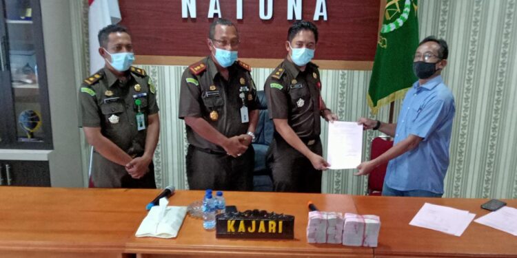 Raja Amirullah,mantan Bupati Natuna melakukan pengembalian duit sebesar 200 juta Ke Kejari Natuna