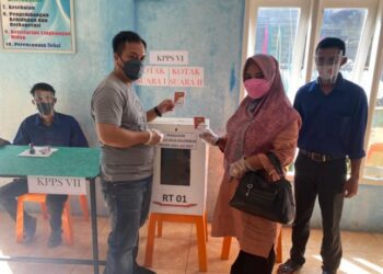 Bupati Lingga Berikan Hak Suaranya Pemilihan Kepala Desa