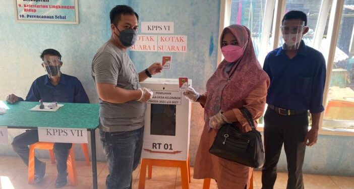 Bupati Lingga Berikan Hak Suaranya Pemilihan Kepala Desa