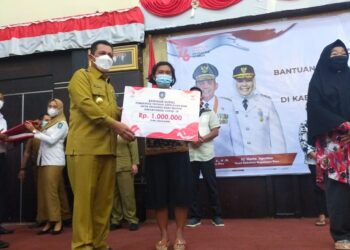 Gubenur Kepri Salurkan Bantuan Sosial Untuk Masyarakat Tidak Mampu Dan Keluarga Meninggal Dunia Karena Covid-19 Di Karimun