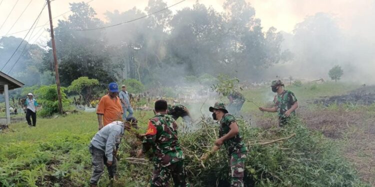 Babinsa Pasir Panjang Bersama Masyarakat, lakukan Gotong Royong Pelebaran TPU