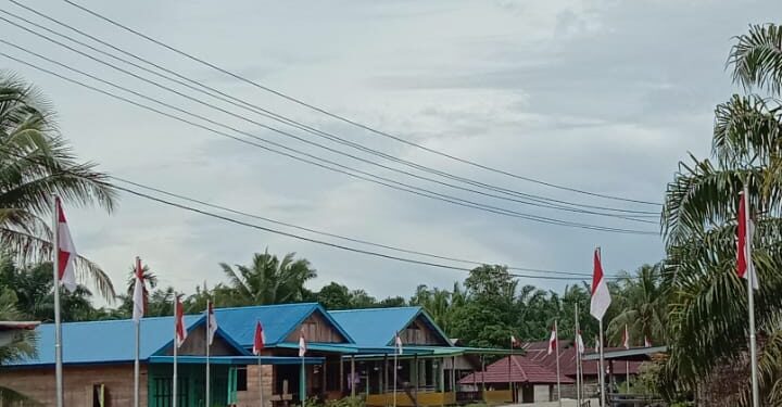 Jelang HUT RI ke- 76 Masyarakat Desa Ujung Bawang Pasang Bendera Merah Putih