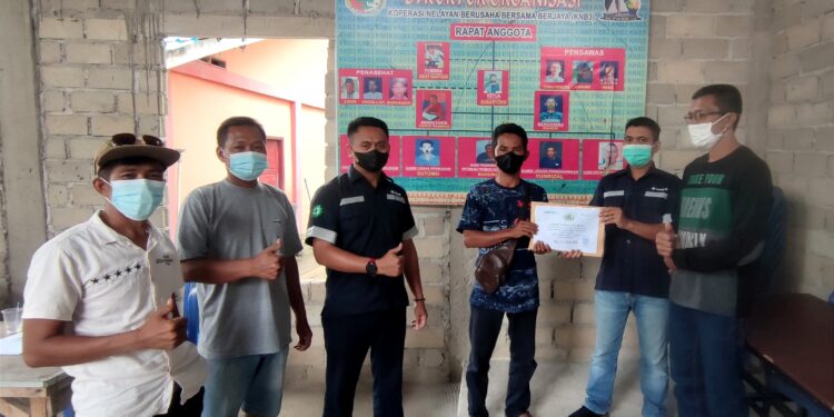 “Bantuan ini untuk melengkapi alat tangkap anggota, apa yang menjadi kebutuhan, karena tiap tiap anggota berbeda kebutuhannya. Bantuan ini dapat meringankan beban nelayan dalam melengkapi alat tangkap,” katanya.