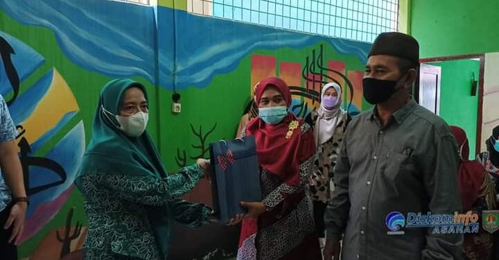 Ketua TP PKK Asahan Serahkan Bantuan kepada Anak Yatim dan Orang Tua Jompo
