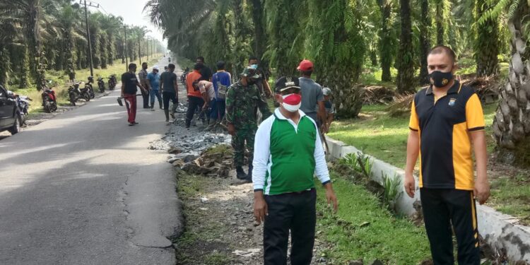 Menyambut HUT RI Ke-76 Pemerintah Kecamatan Aek Songsongan Gelar Gotong Royong Massal