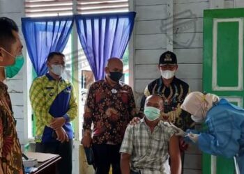 Ketua Komisi I DPRD Natuna Motivasi Tim Medis Dan Mendorong Masyarakat Untuk Melaksanakan Vaksin