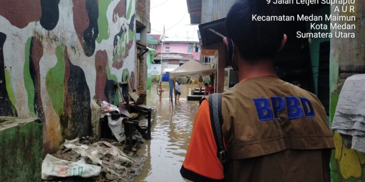 air Sungai Deli meluap sehingga Kota Medan, Provinsi Sumatera Utara